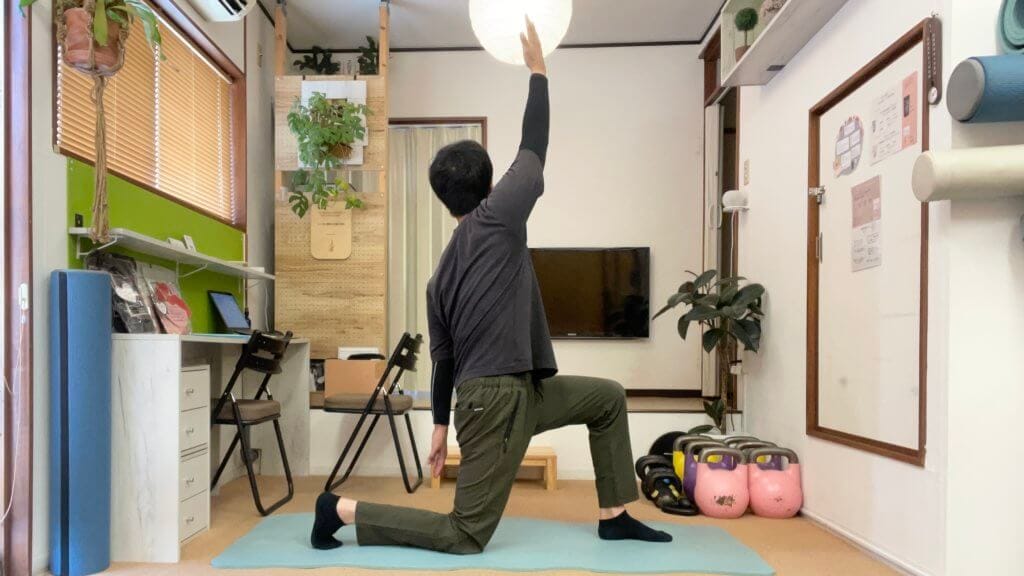 下腹部と前ももを伸ばすやさしい腸腰筋ストレッチの姿勢