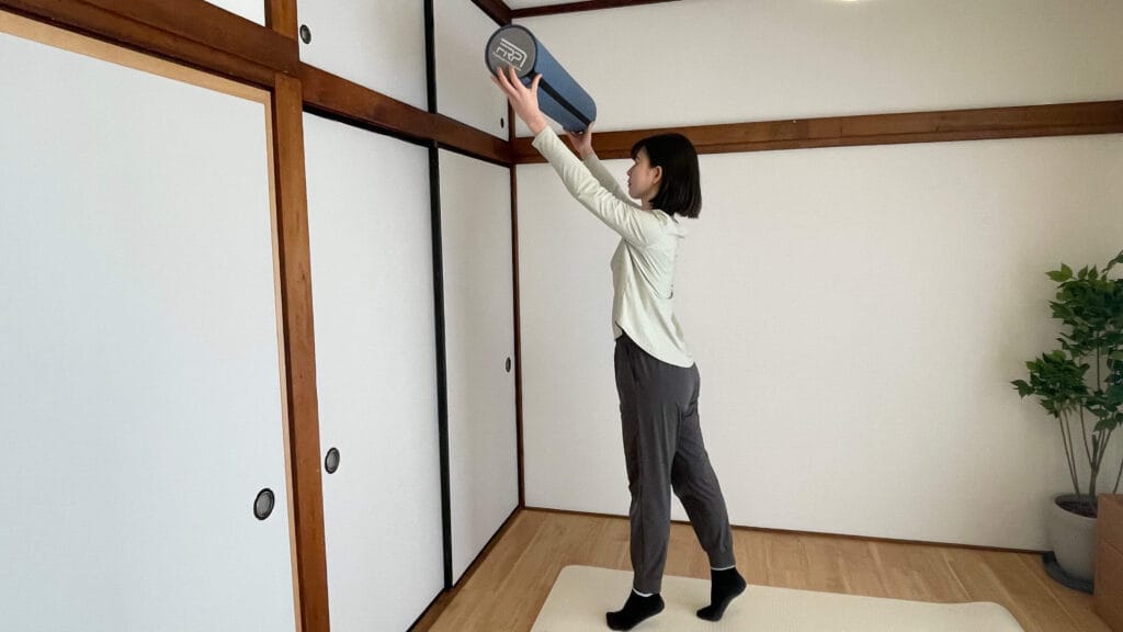 鎌倉・藤沢のスタジオでフォームローラーを使ったファンクショナルローラーピラティスの実践風景