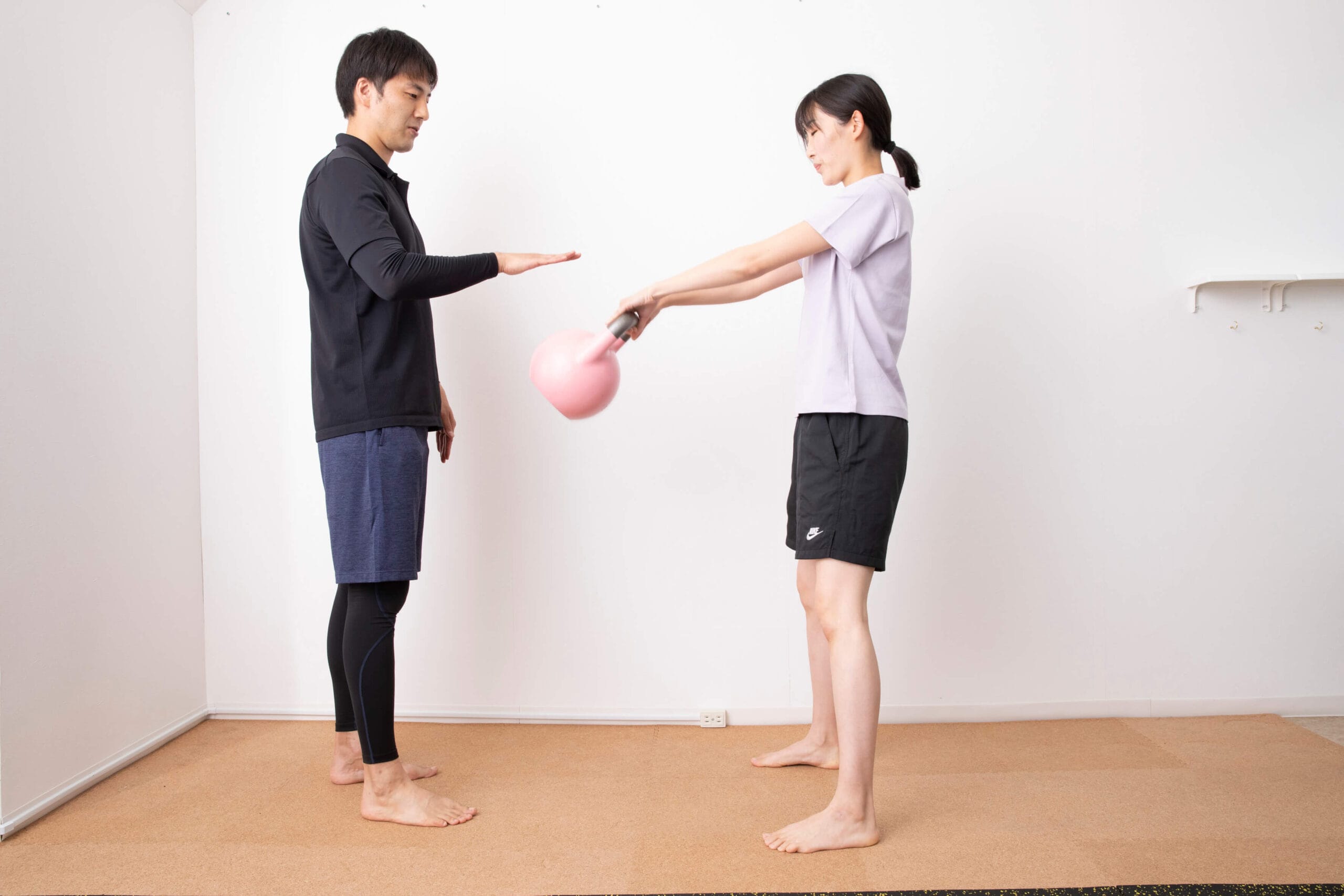鎌倉・藤沢のピラティススタジオでケトルベルを使った基本的なトレーニングを行う女性