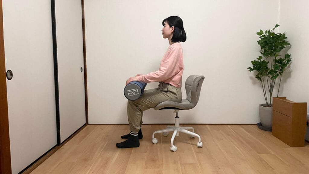 鎌倉・藤沢のパーソナルピラティススタジオで膝の安定性を意識した運動を行う様子 1