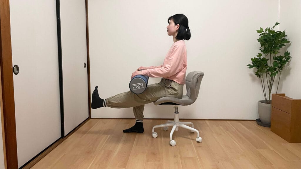 鎌倉・藤沢のパーソナルピラティススタジオで膝の安定性を意識した運動を行う様子 2