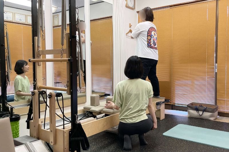 鎌倉・藤沢のパーソナルピラティススタジオでマシンピラティスを指導している様子