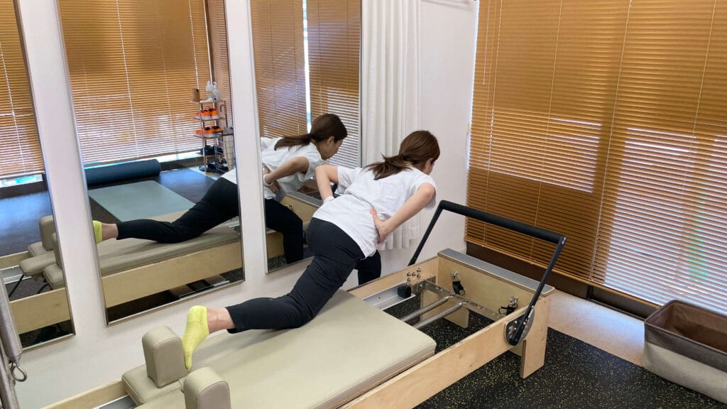 鎌倉・藤沢のパーソナルピラティススタジオで姿勢とボディラインを整えるレッスンを行う様子