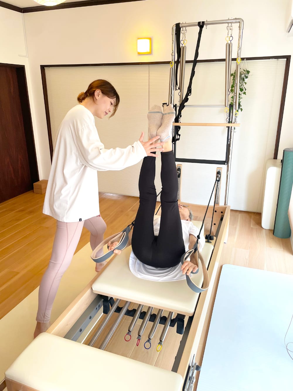 鎌倉・藤沢・大船エリアのパーソナルピラティスで姿勢を確認しながらレッスンを行う様子